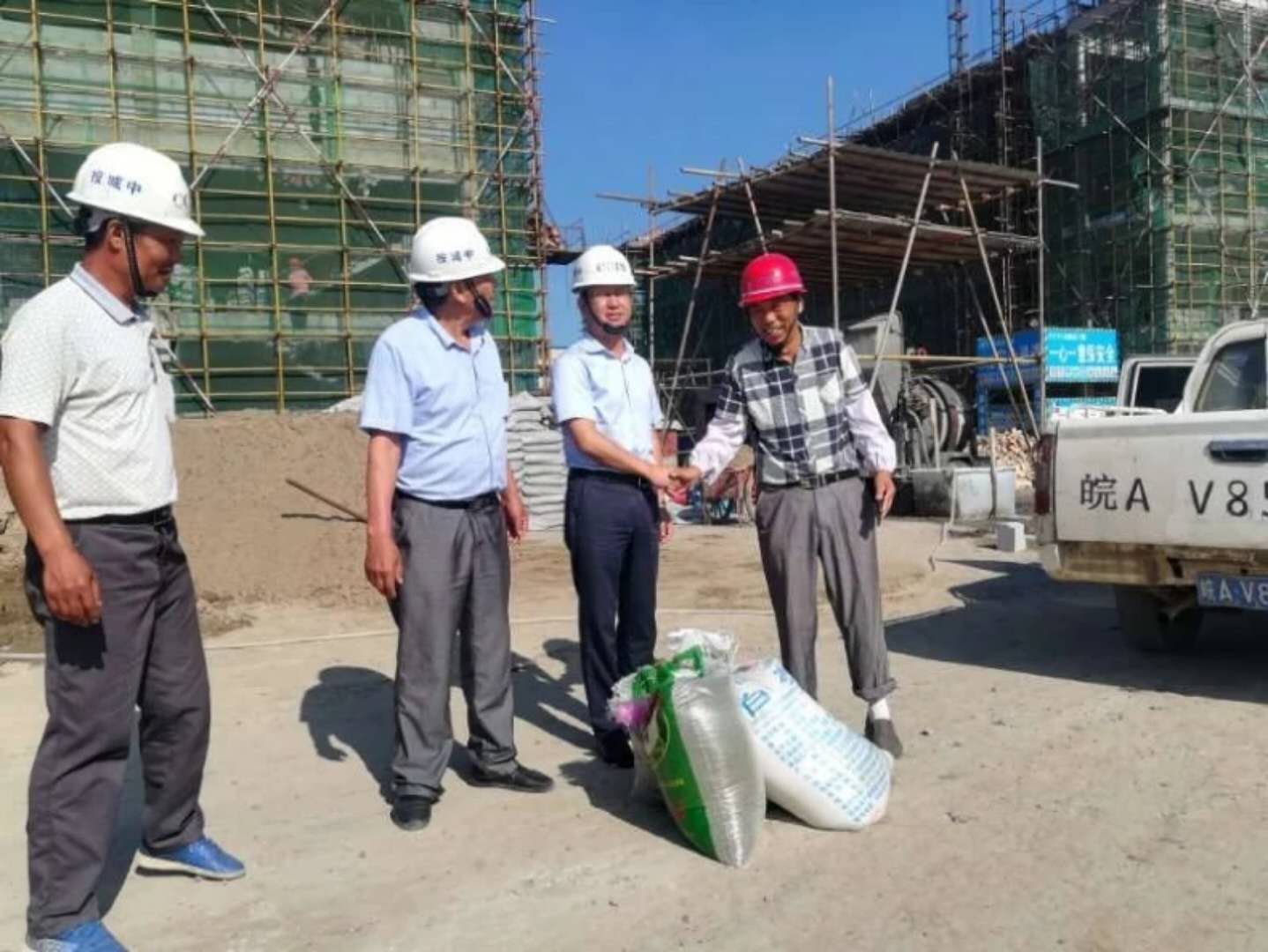 ?夏日炎炎送清涼，關(guān)愛職工在一線