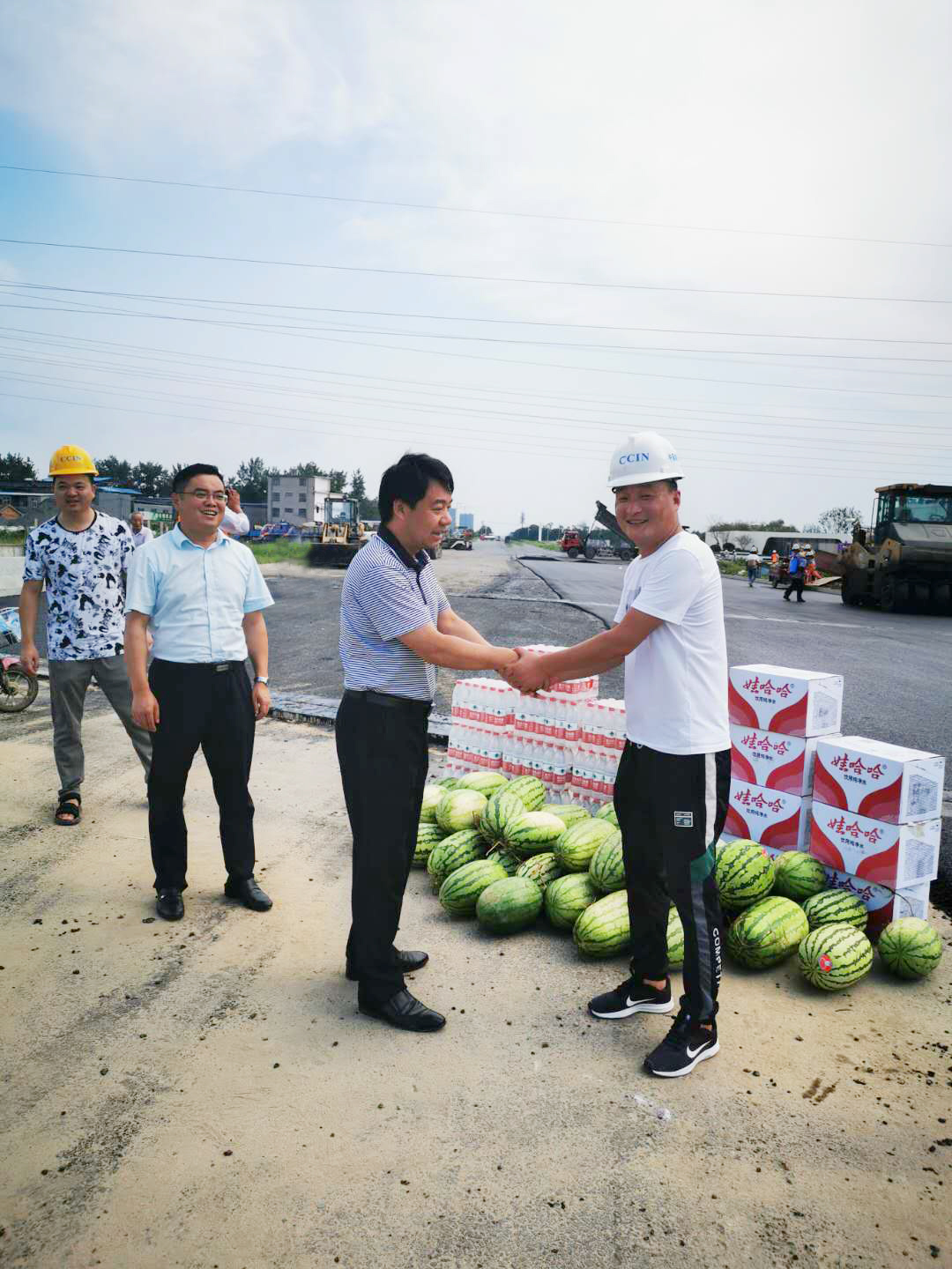 炎炎夏日送清涼 滴滴關(guān)懷潤人心 ——中商聯(lián)合開發(fā)建設集團董事長助理劉勇慰問我局一線員工
